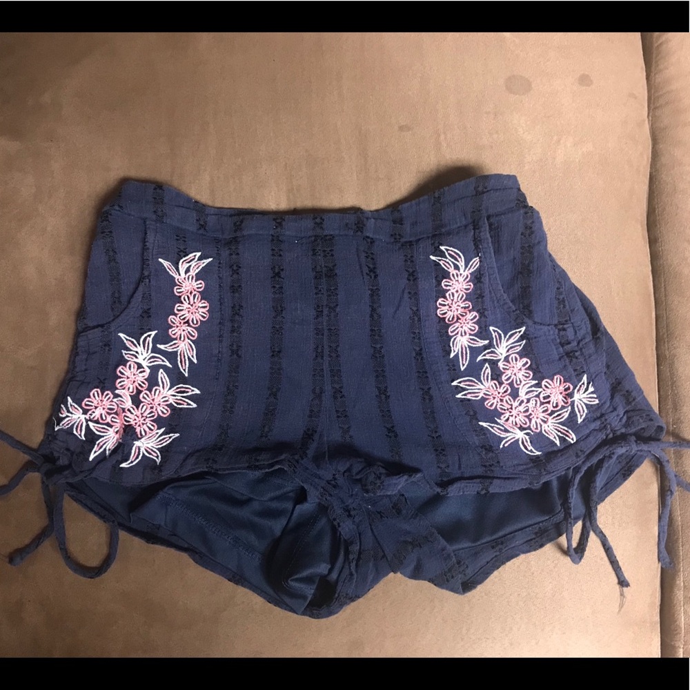 Super cute navy blue shorts with design